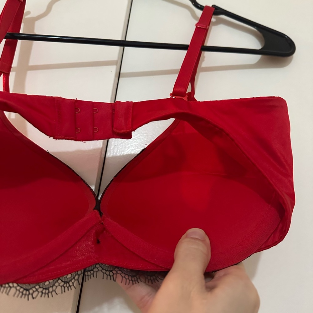 Victoria’s Secret Miraculous Plunge Bra 34D - Picture 4 of 6